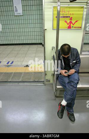 9. April 2005 - Seoul, Südkorea - SHIN HYUN TAK, ein 25-jähriger Fernseh- und Filmschauspieler, spielt mit seiner Digitalkamera, während er mit der U-Bahn in die Innenstadt fährt, um ein Vorsprechen für einen Spielfilm zu machen 10. April 2005 Seoul, Südkorea. Shin Hyun Tak lebt seit seinem 19. Lebensjahr als Schauspieler und trat in vier Fernsehserien und vier Spielfilmen auf. (Kreditbild: © Zoriah/ZUMA Press) Stockfoto