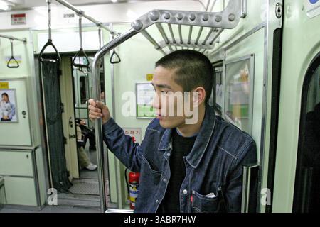 9. April 2005 - Seoul, Südkorea - SHIN HYUN TAK, ein 25-jähriger Fernseh- und Filmschauspieler, fährt mit der U-Bahn in die Innenstadt, um am 10. April 2005 in Seoul, Südkorea, vorzuspielen. Shin Hyun Tak lebt seit seinem 19. Lebensjahr als Schauspieler und trat in vier Fernsehserien und vier Spielfilmen auf. (Kreditbild: © Zoriah/ZUMA Press) Stockfoto