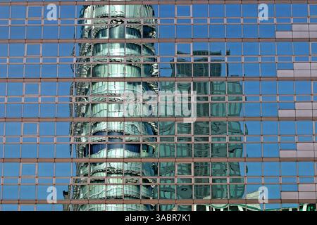 April 2005 - Seoul, Südkorea - das moderne Äußere eines Bürogebäudes am 10. April 2005 in Seoul, Südkorea. (Kreditbild: © Zoriah/ZUMA Press) Stockfoto