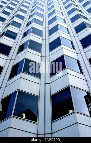 April 2005 - Seoul, Südkorea - das moderne Äußere eines Bürogebäudes am 10. April 2005 in Seoul, Südkorea. (Kreditbild: © Zoriah/ZUMA Press) Stockfoto