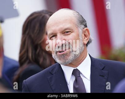 Washington, Usa. April 2025. Handelsminister Howard Lutnick nimmt am Mittwoch, den 2. April 2025, im Rose Garden of the White House in Washington, DC, Teil. Foto: Bonnie Cash/UPI Credit: UPI/Alamy Live News Stockfoto
