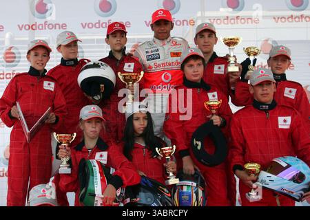 Lewis Hamilton (GBR) McLaren und junge Karter bei einem Vodafone-Event... Formel-1-Weltmeisterschaft, Rd 11, großer Preis von Ungarn, Vorbereitungen, Budapest, Ungarn, Donnerstag, 2. August 2007. (Kreditbild: ©Sutton Motorsports/ZUMA Press) EINSCHRÄNKUNGEN: NUR Nord- und Südamerika RECHTE! Stockfoto