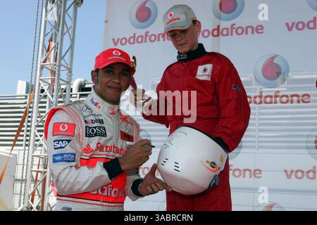 Lewis Hamilton (GBR) McLaren und junge Karter bei einem Vodafone-Event... Formel-1-Weltmeisterschaft, Rd 11, großer Preis von Ungarn, Vorbereitungen, Budapest, Ungarn, Donnerstag, 2. August 2007. (Kreditbild: ©Sutton Motorsports/ZUMA Press) EINSCHRÄNKUNGEN: NUR Nord- und Südamerika RECHTE! Stockfoto