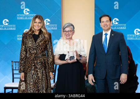 April 2025, Washington, District of Columbia, USA: 1. April, 2025 - Washington, District of Columbia, USA - First Lady Melania Trump posiert für Fotos mit Preisträgern bei der 19. internationalen Women of Courage Awards-Zeremonie am Dienstag, 1. April 2025 im US-Außenministerium in Washington, DC (Credit Image: © Andrea Hanks/White House/ZUMA Press Wire) NUR ZUR REDAKTIONELLEN VERWENDUNG! Nicht für kommerzielle ZWECKE! Stockfoto