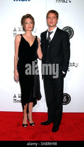 Juni 2007. New York City . Die Schauspieler Angelina Jolie und Brad Pitt nehmen an der New Yorker Premiere von „A Mighty Heart“ im Ziegfeld Theatre Teil. In dem Film spielt Angelina Jolie Mariane Pearl, die Ehefrau des getöteten Wall Street Journal-Reporters Daniel Pearl. Brad Pitt ist der Produzent des Films. (Kreditbild: © Sharkpixs/ZUMA Press) Stockfoto