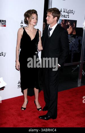 Juni 2007. New York City . Schauspielerin Angelina Jolie und Produzent Brad Pitt nehmen an der New Yorker Premiere von „A Mighty Heart“ Teil, die im Ziegfeld Theatre stattfindet. In dem Film spielt Angelina Jolie Mariane Pearl, die Ehefrau des getöteten Wall Street Journal-Reporters Daniel Pearl. Brad Pitt ist der Produzent des Films. (Kreditbild: © Sharkpixs/ZUMA Press) Stockfoto