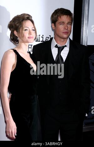 Juni 2007. New York City . Schauspielerin Angelina Jolie und Produzent Brad Pitt nehmen an der New Yorker Premiere von „A Mighty Heart“ Teil, die im Ziegfeld Theatre stattfindet. In dem Film spielt Angelina Jolie Mariane Pearl, die Ehefrau des getöteten Wall Street Journal-Reporters Daniel Pearl. Brad Pitt ist der Produzent des Films. (Kreditbild: © Sharkpixs/ZUMA Press) Stockfoto