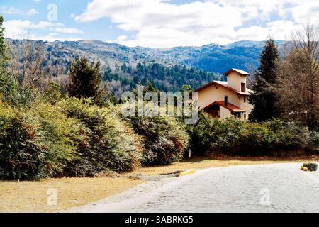 La Cumbrecita, Cordoba, Argentinien. Blick auf die Winterlandschaft des argentinischen Dorfes über die Berge. Wichtiger Reisepunkt von Cordoba Pro Stockfoto