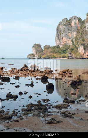 Zerklüftete Kalksteinklippen erheben sich bei Ebbe an der Küste der Andamanen über eine ruhige, felsige Küste Stockfoto