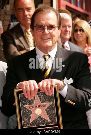 11. Oktober 2007: Hollywood, Kalifornien, USA: Schauspieler ROGER MOORE mit Frau CHRISTINA, als er den Star in Walk of Fame erhält. (Foto: © Lisa O'Connor/ZUMA Press) Stockfoto