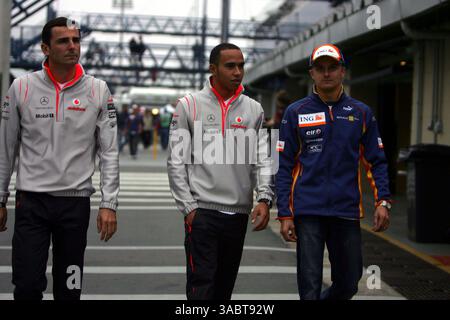 L bis R): Pedro de la Rosa (ESP) McLaren Testfahrer, Lewis Hamilton (GBR) McLaren und Heikki Kovalainen (FIN) Renault...Formel-1-Weltmeisterschaft, Rd17, Grand Prix von Brasilien, Übungstag, Interlagos, Sao Paulo, Brasilien, Freitag, 19. Oktober 2007. (Kreditbild: ©Sutton Motorsports/ZUMA Press) EINSCHRÄNKUNGEN: UK Rights OUT! Stockfoto