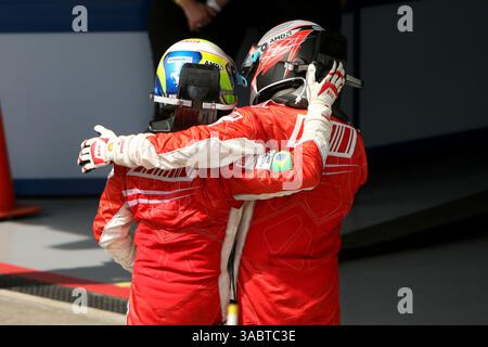 Felipe Massa (BRA) Ferrari und Kimi Raikkonen (FIN) Ferrari feiern im Parc Ferme. Formel-1-Weltmeisterschaft, Rd17, Grand Prix von Brasilien, Renntag, Interlagos, Sao Paulo, Brasilien, Sonntag, 21. Oktober 2007. (Kreditbild: ©Sutton Motorsports/ZUMA Press) EINSCHRÄNKUNGEN: UK Rights OUT! Stockfoto