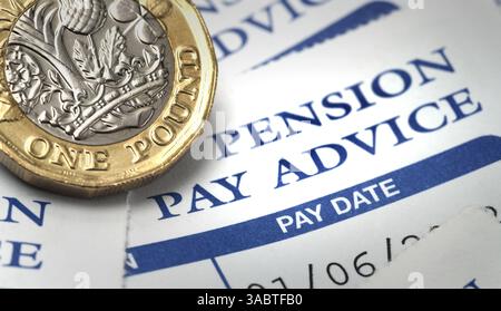 RENTEN-GEHALTSRATSCHLÄGE MIT EINEM PFUND MÜNZE RE RENTEN EINKOMMEN RENTEN LEBENSHALTUNGSKOSTEN USW. GROSSBRITANNIEN Stockfoto