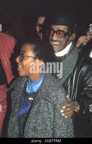 November 1989 – Los Angeles, CA, USA – US-amerikanischer Entertainer und Schauspieler SAMMY DAVIS JR. (8. Dezember 1925 C 16. Mai 1990) und Son Manny Davis sind auf einem Foto von 1989 zu sehen. (Bild: © Kathy Hutchins/ZUMA Press) Stockfoto