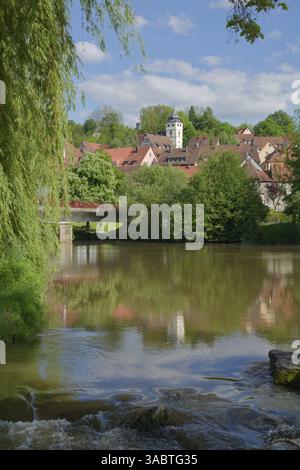 Blick vom Fluss Kocher auf die Altstadt von Forchtenberg, Michaelskirche. Kirche, Kochertal, Kupfertal, Kupfer, Flussmündung, Sophie Scholl, b Stockfoto