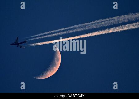 Turnov, Tschechische Republik. April 2025. Eine Boeing 747, die von Silk Way West Airlines auf dem Weg von Amsterdam nach Baku betrieben wird, fliegt am Mondsichel über Tschechien vorbei. (Kreditbild: © Slavek Ruta/ZUMA Press Wire) NUR REDAKTIONELLE VERWENDUNG! Nicht für kommerzielle ZWECKE! Stockfoto