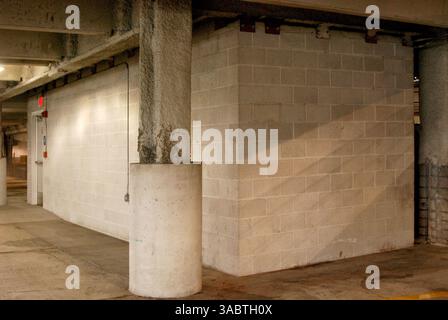 Oktober 2007; Providence, RI, USA; der Künstler Michael Townsend baute ein geheimes Studio-Apartment in der Parkgarage eines Einkaufszentrums, in dem er mit seiner Frau und seinen Freunden wohnte. Townsend, 36, und Ehefrau Adriana, 29, arbeiteten diskret daran, einen 750 Quadratmeter großen, fensterlosen Platz in der Parkgarage des Providence Place Mall auf Rhodi Island zu schaffen, den die Arbeiter während des Baus des Einkaufszentrums benutzt hatten, um Ausrüstung zu lagern. Das Zimmer war mit einer vierteiligen Couch, Zweisitzer, zwei Kommoden, Teppich, Couchtisch und Fernseher ausgestattet. Die Undercover-Wohnung war kurz vor der Fertigstellung, mit Plänen für volle Pl Stockfoto