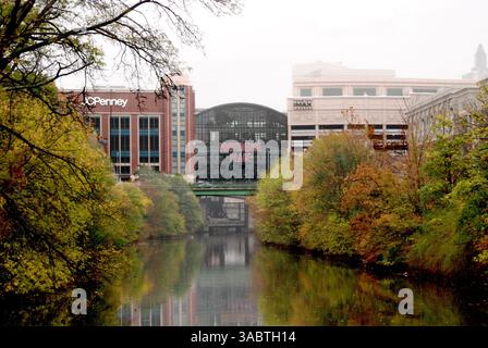 Oktober 2007; Providence, RI, USA; der Künstler Michael Townsend baute ein geheimes Studio-Apartment in der Parkgarage eines Einkaufszentrums, in dem er mit seiner Frau und seinen Freunden wohnte. Townsend, 36, und Ehefrau Adriana, 29, arbeiteten diskret daran, einen 750 Quadratmeter großen, fensterlosen Platz in der Parkgarage des Providence Place Mall in Rhode Island zu schaffen, den die Arbeiter während des Baus des Einkaufszentrums benutzt hatten, um Ausrüstung zu lagern. Das Zimmer war mit einer vierteiligen Couch, Zweisitzer, zwei Kommoden, Teppich, Couchtisch und Fernseher ausgestattet. Die Undercover-Wohnung war kurz vor der Fertigstellung, mit Plänen für volle Pl Stockfoto
