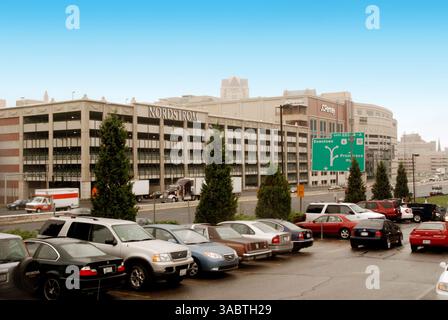 Oktober 2007; Providence, RI, USA; der Künstler Michael Townsend baute ein geheimes Studio-Apartment in der Parkgarage eines Einkaufszentrums, in dem er mit seiner Frau und seinen Freunden wohnte. Townsend, 36, und Ehefrau Adriana, 29, arbeiteten diskret daran, einen 750 Quadratmeter großen, fensterlosen Platz in der Parkgarage des Providence Place Mall auf Rhodi Island zu schaffen, den die Arbeiter während des Baus des Einkaufszentrums benutzt hatten, um Ausrüstung zu lagern. Das Zimmer war mit einer vierteiligen Couch, Zweisitzer, zwei Kommoden, Teppich, Couchtisch und Fernseher ausgestattet. Die Undercover-Wohnung war kurz vor der Fertigstellung, mit Plänen für volle Pl Stockfoto