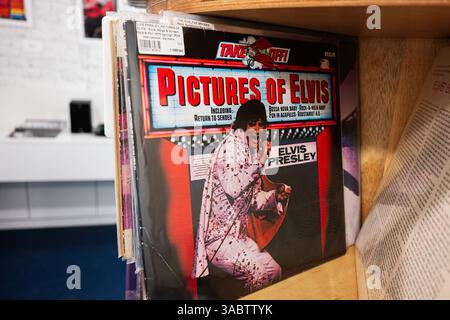 Lemberg, Ukraine - 1. April 2025: Eine Nahaufnahme der Bilder des Elvis-Albums in einem Holzregal. Stockfoto