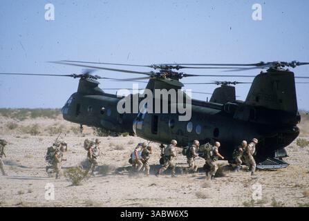 Februar 2007 - at Land - US-Streitkräfte, Militärflugzeugfracht, CH-46 Sea Knight Hubschrauber Boeing-Vertol Modell (Foto: © Gary Kieffer/ZUMA Press) EINSCHRÄNKUNGEN: (Datei Foto: Exaktes Datum und Ort unbekannt) Stockfoto