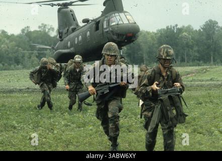 Februar 2007 – AT Land – US-Streitkräfte, Militärflugzeug Cargo CH-46 Sea Knight Helicopter (Foto: © Mi D. Seitelman/ZUMA Press) EINSCHRÄNKUNGEN: (Datei Foto: Exaktes Datum und Ort unbekannt) Stockfoto