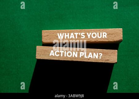 Was ist deine Botschaft für einen Aktionsplan auf Holzblöcken auf grünem Hintergrund? Was ist Ihr Maßnahmenplan-Symbol? Kopierbereich. Stockfoto