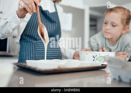 Nahaufnahme, Hand- und Mädchenbäckerin zum Lernen in der Küche, im Haus oder zu Hause für Gebäck oder das Mischen von Kuchen Dessert. Großmutter, Bindung und Kochen Kinderunterricht Stockfoto