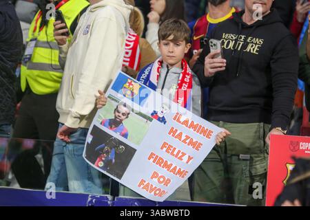 Madrid, Spanien, 2. April 2025: Ein Kind hält ein Banner von Lamine Yamal (19) im zweiten Halbfinale der Copa del Rey zwischen Atlético de Madrid und FC Barcelona am 2. April 2025 im Riyadh Air Metropolitano Stadium in Madrid. Quelle: Alberto Brevers / Alamy Live News. Stockfoto
