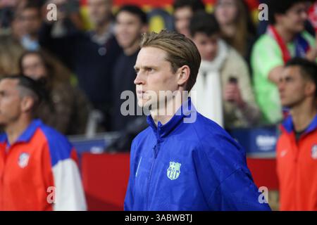 Madrid, Spanien, 2. April 2025: FC Barcelona Spieler Frenkie de Jong (21) während des Copa del Rey Halbfinals, zweites Leg, zwischen Atlético de Madrid und FC Barcelona am 2. April 2025 im Riyadh Air Metropolitano Stadium in Madrid, Spanien. Quelle: Alberto Brevers / Alamy Live News. Stockfoto