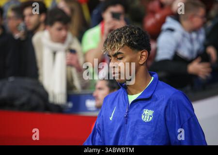 Madrid, Spanien, 2. April 2025: FC Barcelona Spieler Lamine Yamal (19) beim Halbfinale der Copa del Rey am 2. April 2025 im Riyadh Air Metropolitano Stadium in Madrid, Spanien. Quelle: Alberto Brevers / Alamy Live News. Stockfoto