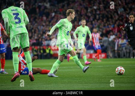 Madrid, Spanien, 2. April 2025: FC Barcelona Spieler Frenkie de Jong (21) übergibt den Ball im zweiten Halbfinale der Copa del Rey zwischen Atlético de Madrid und FC Barcelona am 2. April 2025 im Riyadh Air Metropolitano Stadium in Madrid. Quelle: Alberto Brevers / Alamy Live News. Stockfoto