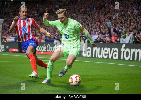 Madrid, Spanien, 2. April 2025: FC Barcelona Spieler Frenkie de Jong (21, R) versucht ​​on im Halbfinale der Copa del Rey, zweites Leg, Spiel zwischen Atlético de Madrid und FC Barcelona am 2. April 2025 im Riyadh Air Metropolitano Stadion in Madrid, Spanien, gegen Cesar Azpilicueta (3, L) zu brechen. Quelle: Alberto Brevers / Alamy Live News. Stockfoto
