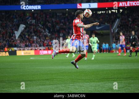 Madrid, Spanien, 2. April 2025: Atlético de Madrid's Javier Galán (21) kontrolliert den Ball mit seinem Kopf während des zweiten Halbfinales der Copa del Rey zwischen Atlético de Madrid und FC Barcelona am 2. April 2025 im Riyadh Air Metropolitano Stadion in Madrid. Quelle: Alberto Brevers / Alamy Live News. Stockfoto