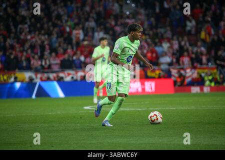 Madrid, Spanien, 2. April 2025: FC Barcelona Spieler Lamine Yamal (19) spielt mit dem Ball im zweiten Halbfinale der Copa del Rey zwischen Atlético de Madrid und FC Barcelona am 2. April 2025 im Riyadh Air Metropolitano Stadium in Madrid. Quelle: Alberto Brevers / Alamy Live News. Stockfoto