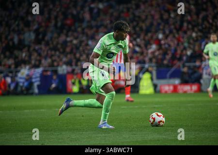 Madrid, Spanien, 2. April 2025: FC Barcelona Spieler Lamine Yamal (19) spielt mit dem Ball im zweiten Halbfinale der Copa del Rey zwischen Atlético de Madrid und FC Barcelona am 2. April 2025 im Riyadh Air Metropolitano Stadium in Madrid. Quelle: Alberto Brevers / Alamy Live News. Stockfoto