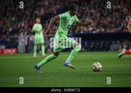 Madrid, Spanien, 2. April 2025: FC Barcelona Spieler Lamine Yamal (19) spielt mit dem Ball im zweiten Halbfinale der Copa del Rey zwischen Atlético de Madrid und FC Barcelona am 2. April 2025 im Riyadh Air Metropolitano Stadium in Madrid. Quelle: Alberto Brevers / Alamy Live News. Stockfoto