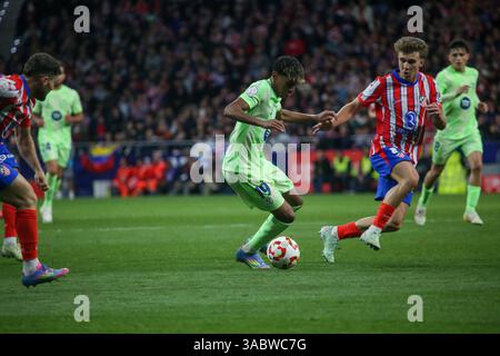 Madrid, Spanien, 2. April 2025: FC Barcelona Spieler Lamine Yamal (19, L) schlägt im Halbfinale der Copa del Rey gegen Alexander Sørloth (9, R), zweites Leg, Spiel zwischen Atlético de Madrid und FC Barcelona am 2. April 2025 im Riyadh Air Metropolitano Stadium in Madrid, Spanien. Quelle: Alberto Brevers / Alamy Live News. Stockfoto