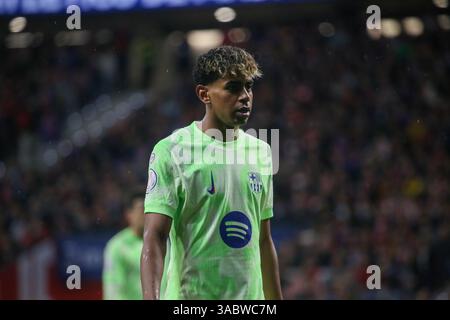 Madrid, Spanien, 2. April 2025: FC Barcelona Spieler Lamine Yamal (19) beim Halbfinale der Copa del Rey am 2. April 2025 im Riyadh Air Metropolitano Stadium in Madrid, Spanien. Quelle: Alberto Brevers / Alamy Live News. Stockfoto