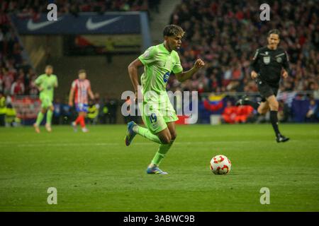 Madrid, Spanien, 2. April 2025: FC Barcelona Spieler Lamine Yamal (19) spielt mit dem Ball im zweiten Halbfinale der Copa del Rey zwischen Atlético de Madrid und FC Barcelona am 2. April 2025 im Riyadh Air Metropolitano Stadium in Madrid. Quelle: Alberto Brevers / Alamy Live News. Stockfoto