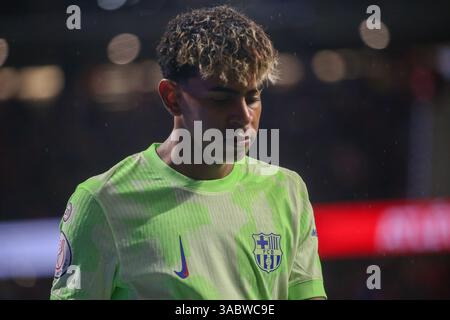 Madrid, Spanien, 2. April 2025: FC Barcelona Spieler Lamine Yamal (19), nachdem er am 2. April 2025 im zweiten Halbfinale der Copa del Rey zwischen Atlético de Madrid und FC Barcelona im Riyadh Air Metropolitano Stadium in Madrid, Spanien, abgelöst wurde. Quelle: Alberto Brevers / Alamy Live News. Stockfoto