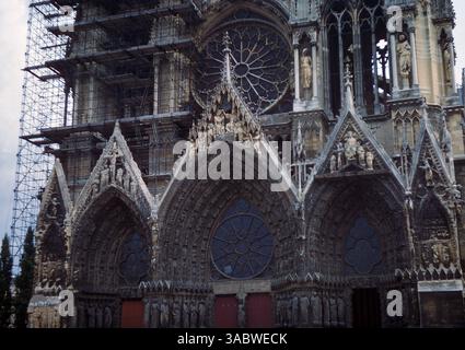 Reinigungs- und Restaurierungsarbeiten an der Kathedrale von Reims ( Cathedrale de Reims ) in der Region Champagne Ardenne Frankreich im Jahr 1955 Stockfoto