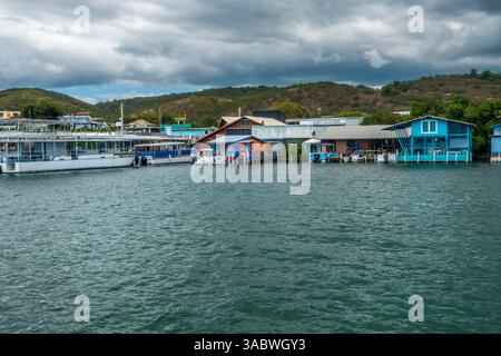 La Parguera, Lajas, PR - USA - 17. März 2025 der Jachthafen von La Parguera, Puerto Rico, bietet lebendige Häuser am Wasser, Boote, die entlang hölzernen Piers angedockt werden, und Stockfoto