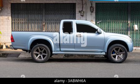Ansicht von der rechten Seite des hellblauen Pickup-Trucks parkt auf der Stadtstraße in der Nähe des Fußwegs vor den Wohnhäusern. Stockfoto