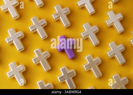 Gruppe von Kreuzen, von denen eines sich durch seine Farbe unterscheidet Stockfoto