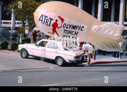 Los Angeles, CA, USA, Juli 1984. Person, die die letzten Vorbereitungen vor der Teilnahme an der Karawane nach der Olympischen Flamme auf den Straßen von L.A. getroffen hat, Tage vor den Olympischen Sommerspielen. Stockfoto