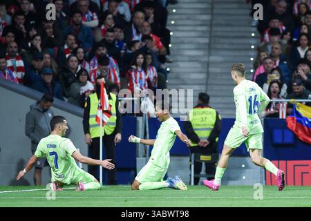 Madrid, Spanien. April 2025. Die Spieler des FC Barcelona feiern ein Tor beim Copa del Rey-Halbfinale im zweiten Legs zwischen dem FC Barcelona und Atletico de Madrid am 2. April 2025 im Riyadh Air Metropolitano Stadium in Madrid. Gustavo Valiente/Xinhua/Alamy Live News Stockfoto