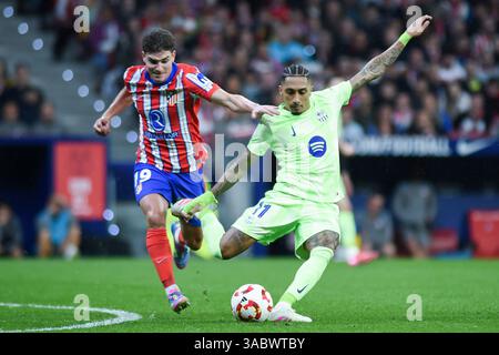 Madrid, Spanien. April 2025. Raphinha (R) vom FC Barcelona streitet mit Julian Alvarez vom Atletico de Madrid während des Copa del Rey Halbfinales des 2. Legs des FC Barcelona gegen Atletico de Madrid im Riyadh Air Metropolitano Stadium, Madrid, Spanien, am 2. April 2025. Gustavo Valiente/Xinhua/Alamy Live News Stockfoto