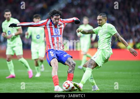 Madrid, Spanien. April 2025. Raphinha (R) vom FC Barcelona streitet mit Rodrigo de Paul vom Atletico de Madrid im Halbfinale der Copa del Rey im 2. Leg des Fußballspiels zwischen dem FC Barcelona und Atletico de Madrid im Riyadh Air Metropolitano Stadion in Madrid, Spanien, am 2. April 2025. Gustavo Valiente/Xinhua/Alamy Live News Stockfoto