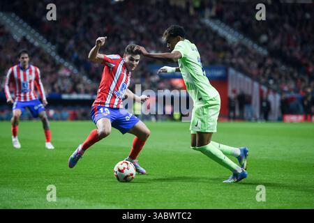 Madrid, Spanien. April 2025. Lamine Yamal (R) vom FC Barcelona streitet mit Julian Alvarez vom Atletico de Madrid während des Copa del Rey Halbfinales des 2. Legs des FC Barcelona gegen Atletico de Madrid im Riyadh Air Metropolitano Stadium Madrid, Spanien, am 2. April 2025. Gustavo Valiente/Xinhua/Alamy Live News Stockfoto
